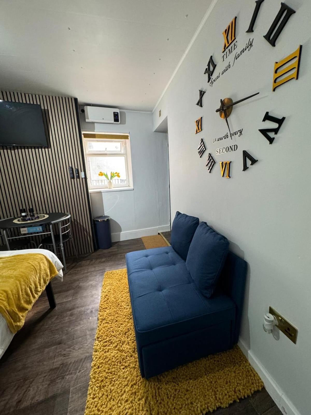 Newly Renovated Studio In Center Luton  Exterior foto
